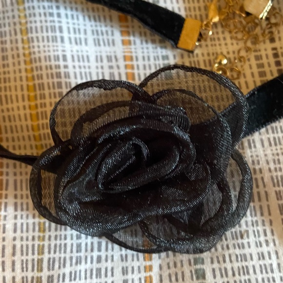 Urban Oufitters Flower Velvet Choker Necklace - Picture 2 of 5
